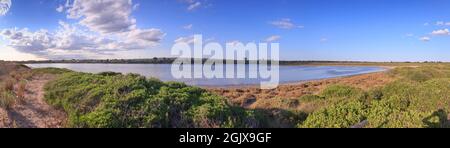 Das Naturschutzgebiet Saline dei Monaci (Salinen von Mönchen) ist ein charakteristisches Gebiet, das sich in der Nähe der Stadt Torre Colimena an der Küste Apuliens in Italien befindet. Stockfoto