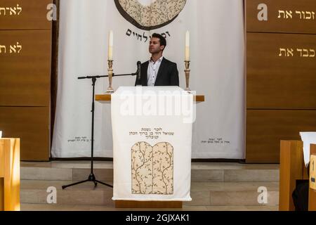 München, Bayern, Deutschland. September 2021. Ein restaurierter Talmud aus dem Jahr 1861 wurde vom Rotary Club München-Mitte der Israelischen Kultusgemeinde überreicht. Der Talmud stammt aus Lemberg (heute Lemberg, Ukraine) und wurde über sechs Monate von Andrea Fellinger von der Buch Werkstatt in München sorgfältig restauriert. Zur Verfügung standen Prof. Dr. Rainer Schmidt, Dr. Reinhard Busch, Dr. h.c. Charlotte Knobloch, Rabbiner Shmuel Aharon Brodman. (Bild: © Sachelle Babbar/ZUMA Press Wire) Stockfoto