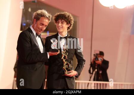 Venedig, Italien. September 2021. Regisseur Paolo Sorrentino und Filippo Scotti posieren mit dem Großen Preis der Jury des Silbernen Löwen und dem Marcello Mastroianni Award für den besten jungen Schauspieler für „die Hand Gottes“ bei der Fotozelle des Preisträgers während des 78. Internationalen Filmfestivals von Venedig am 11. September 2021 in Venedig, Italien. Quelle: Annalisa Flori/Media Punch/Alamy Live News Stockfoto