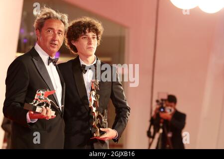 Venedig, Italien. September 2021. Regisseur Paolo Sorrentino und Filippo Scotti posieren mit dem Großen Preis der Jury des Silbernen Löwen und dem Marcello Mastroianni Award für den besten jungen Schauspieler für „die Hand Gottes“ bei der Fotozelle des Preisträgers während des 78. Internationalen Filmfestivals von Venedig am 11. September 2021 in Venedig, Italien. Quelle: Annalisa Flori/Media Punch/Alamy Live News Stockfoto