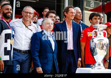 Die Scuderia Ferrari-Piloten Leclerc Charles und Sainz Carlos, die mit den italienischen Olympiasiegern TODT Jean (Fra), FIA-Präsident, DOMENICALLI Stefano (ita), Chairman und CEO der Formula One Group FOG, und Elkann John, Chairman und Chief Executive Officer von EXOR und Chairman von Fiat Chrysler, im Fahrerlager posieren, Während der Formel 1 Heineken Gran Premio D'italia 2021, Grand Prix von Italien, 14. Lauf der FIA Formel 1-Weltmeisterschaft 2021 vom 9. Bis 12. September 2021 auf dem Autodromo Nazionale di Monza, in Monza, Italien Stockfoto