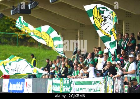 Stockholm, Schweden. September 2021. Hammarby IF FF Unterstützer mit Fahnen während des Spiels in der Schwedischen Liga OBOS Damallsvenskan am 12. September 2021 zwischen Hammarby IF und FC Rosengard in Hammarby IP in Stockholm, Schweden Quelle: SPP Sport Pressefoto. /Alamy Live News Stockfoto