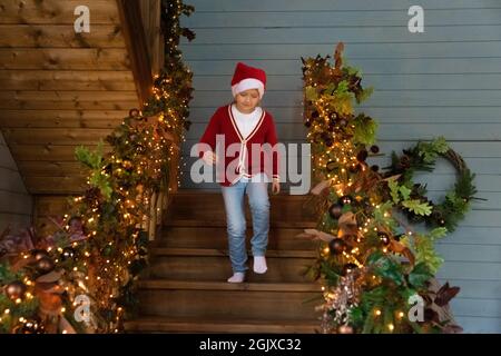 Lustige kleine entzückende Kind Mädchen eilte Öffnung Geschenke. Stockfoto