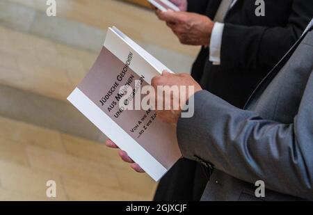 München, Bayern, Deutschland. September 2021. Ein restaurierter Talmud aus dem Jahr 1861 wurde vom Rotary Club München-Mitte der Israelischen Kultusgemeinde überreicht. Der Talmud stammt aus Lemberg (heute Lemberg, Ukraine) und wurde über sechs Monate von Andrea Fellinger von der Buch Werkstatt in München sorgfältig restauriert. Zur Verfügung standen Prof. Dr. Rainer Schmidt, Dr. Reinhard Busch, Dr. h.c. Charlotte Knobloch, Rabbiner Shmuel Aharon Brodman. (Bild: © Sachelle Babbar/ZUMA Press Wire) Stockfoto