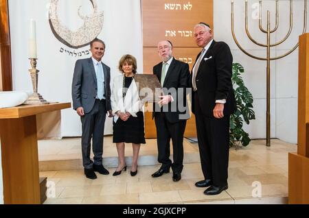 München, Bayern, Deutschland. September 2021. Ein restaurierter Talmud aus dem Jahr 1861 wurde vom Rotary Club München-Mitte der Israelischen Kultusgemeinde überreicht. Der Talmud stammt aus Lemberg (heute Lemberg, Ukraine) und wurde über sechs Monate von Andrea Fellinger von der Buch Werkstatt in München sorgfältig restauriert. Zur Verfügung standen Prof. Dr. Rainer Schmidt, Dr. Reinhard Busch, Dr. h.c. Charlotte Knobloch, Rabbiner Shmuel Aharon Brodman. (Bild: © Sachelle Babbar/ZUMA Press Wire) Stockfoto