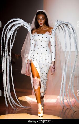 Model Winnie Harlow läuft auf dem Laufsteg bei der Christian Cowan Modenschau während der Spring/Summer 2022 Collections Fashion Show auf der New York Fashion Week in New York, NY am 10. September 2021. (Foto von Jonas Gustavsson/Sipa USA) Stockfoto