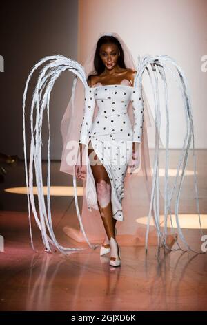 Model Winnie Harlow läuft auf dem Laufsteg bei der Christian Cowan Modenschau während der Spring/Summer 2022 Collections Fashion Show auf der New York Fashion Week in New York, NY am 10. September 2021. (Foto von Jonas Gustavsson/Sipa USA) Stockfoto