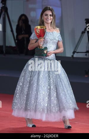 Penelope Cruz posiert mit der Coppa Volpi als beste Schauspielerin für „Parallelmütter“ während der Gewinner des Roten Teppichs im Rahmen des 78. Internationalen Filmfestivals von Venedig am 11. September 2021 in Venedig, Italien. Foto von Paolo Cotello/imageSPACE/Sipa USA Stockfoto