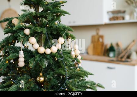 Stilvolle Holzperlen auf einem Weihnachtsbaum im Speisesaal eines skandinavischen Hauses Stockfoto