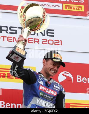 Tarran Mackenzie McAMS Yamaha mit Trophäe für den Gewinn von Rennen 2 während der Runde 8 der 2021 Bennetts British Superbike (BSB) Championship auf Silverstone Circuit, Towcester, England am 11-12. September 2021. Foto von Ian Hopgood. Stockfoto