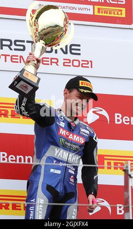 Tarran Mackenzie McAMS Yamaha mit Trophäe für den Gewinn von Rennen 2 während der Runde 8 der 2021 Bennetts British Superbike (BSB) Championship auf Silverstone Circuit, Towcester, England am 11-12. September 2021. Foto von Ian Hopgood. Stockfoto