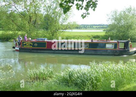 Schmalboot auf dem Fluss Nene in Billing Aquadrome Northampton UK Northampton Northamptonshire Wassersee Kanal Langsboote Menschen am Ufer Stockfoto