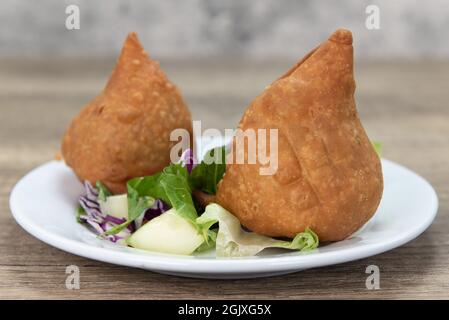 Frittierte Vorspeise Samosa Kartoffel aus indischem Restaurant perfekt gekocht und gewürzt. Stockfoto