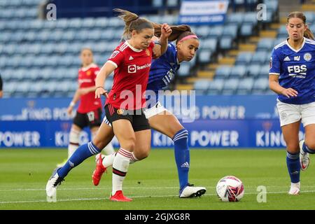 Kirsty Hanson von Manchester United (links) und Ashleigh Plumptre von Leicester City kämpfen während des FA Women's Super League-Spiels im King Power Stadium, Leicester, um den Ball. Bilddatum: Sonntag, 12. September 2021. Stockfoto