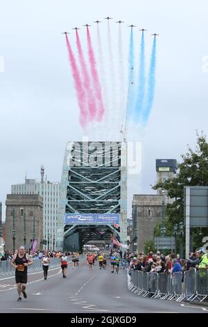 NEWCASTLE UPON TYNE, GROSSBRITANNIEN. 12. SEPTEMBER 2021 während des BUPA Great North Run in Newcastle upon Tyne, England, fliegen die Roten Pfeile über die Tyne Bridge. (Kredit: Will Matthews | MI News) Kredit: MI News & Sport /Alamy Live News Stockfoto