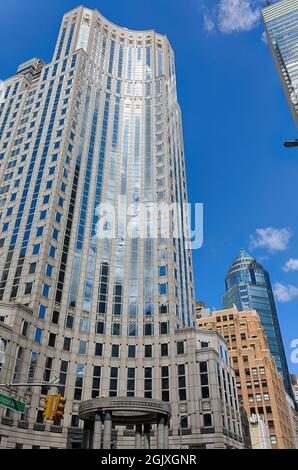 135 East 57th Street, ein konkaver Turm, der von Kohn Pedersen Fox Associates entworfen wurde, verletzt das heilige Straßengitter - mit Stil. Erbaut 1988, jetzt rebra Stockfoto