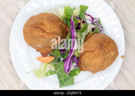 Blick von oben auf frittierte Vorspeise Samosa Kartoffel aus indischem Restaurant perfekt gekocht und gewürzt. Stockfoto