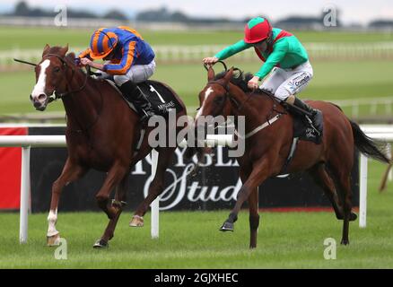 William Lee reitet auf La Petite Coco (rechts) auf dem Weg zum Sieg der Moylare „Jewels“ Blandford am zweiten Tag des Longines Irish Champions Weekend auf der Curragh-Rennbahn. Bilddatum: Sonntag, 12. September 2021. Stockfoto