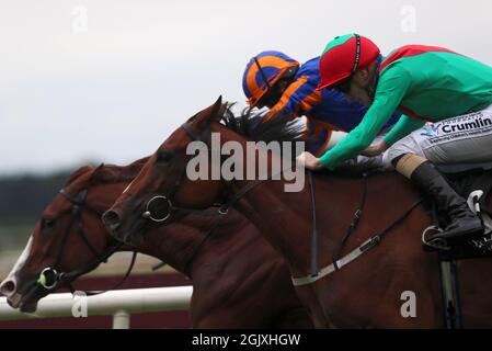 William Lee reitet auf La Petite Coco (rechts) auf dem Weg zum Sieg der Moylare „Jewels“ Blandford am zweiten Tag des Longines Irish Champions Weekend auf der Curragh-Rennbahn. Bilddatum: Sonntag, 12. September 2021. Stockfoto