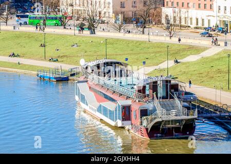 Schiffe auf dem Fluss Wisla in der Nähe des Königsschlosses Wawel in Krakau, Polen. Stockfoto