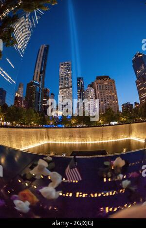 Die Tribute in Light erstrahlt am Samstag, dem 11. September 2021, am 20. Jahrestag der Terroranschläge vom 11. September 2001 über dem 9/11 Memorial in New York. (© Richard B. Levine) Stockfoto