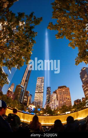 Die Tribute in Light erstrahlt am Samstag, dem 11. September 2021, am 20. Jahrestag der Terroranschläge vom 11. September 2001 über dem 9/11 Memorial in New York. (© Richard B. Levine) Stockfoto