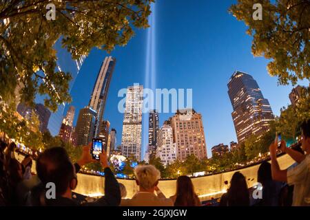 Die Tribute in Light erstrahlt am Samstag, dem 11. September 2021, am 20. Jahrestag der Terroranschläge vom 11. September 2001 über dem 9/11 Memorial in New York. (© Richard B. Levine) Stockfoto