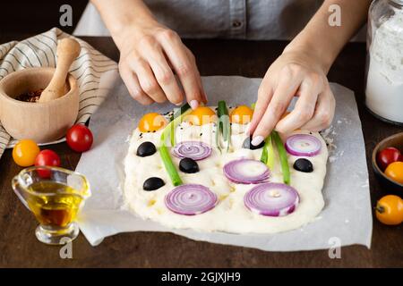 Prozess der Herstellung von italienischen Focaccia Art Brot Stockfoto