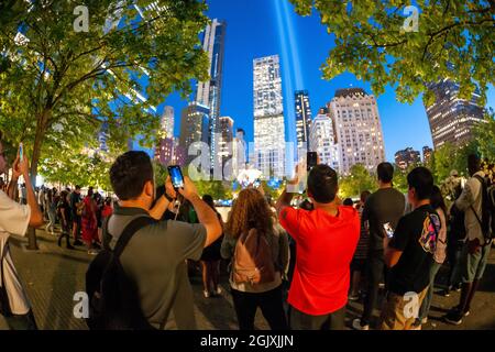 Die Tribute in Light erstrahlt am Samstag, dem 11. September 2021, am 20. Jahrestag der Terroranschläge vom 11. September 2001 über dem 9/11 Memorial in New York. (© Richard B. Levine) Stockfoto