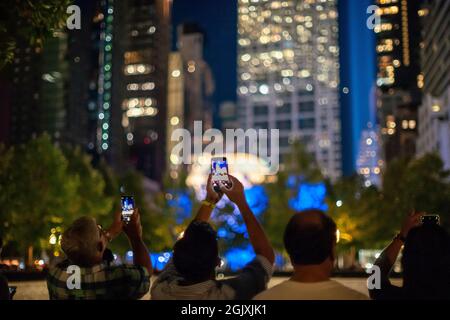 Die Tribute in Light erstrahlt am Samstag, dem 11. September 2021, am 20. Jahrestag der Terroranschläge vom 11. September 2001 über dem 9/11 Memorial in New York. (© Richard B. Levine) Stockfoto