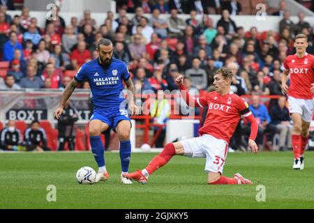 NOTTINGHAM, GROSSBRITANNIEN. 12. SEPTEMBER James Garner von Nottingham Forest kämpft am Sonntag, 12. September 2021, mit Marlon Pack von Cardiff City während des Sky Bet Championship-Spiels zwischen Nottingham Forest und Cardiff City auf dem City Ground, Nottingham. (Kredit: Jon Hobley | MI News) Kredit: MI Nachrichten & Sport /Alamy Live News Stockfoto