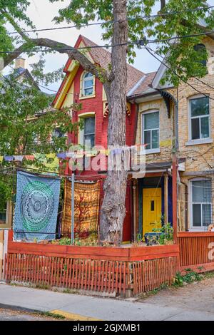 Kensington ist ein multikulturelles Viertel in der Innenstadt von Toronto, Ontario. Es wurde als nationale historische Stätte bezeichnet und ist am besten für seine vielseitigen Geschäfte bekannt Stockfoto