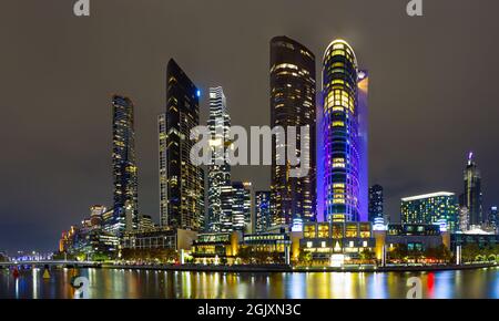 Nachtansicht von Southbank in Melbourne, Australien, einschließlich Crown Towers Hotel und Crown Casino. Stockfoto