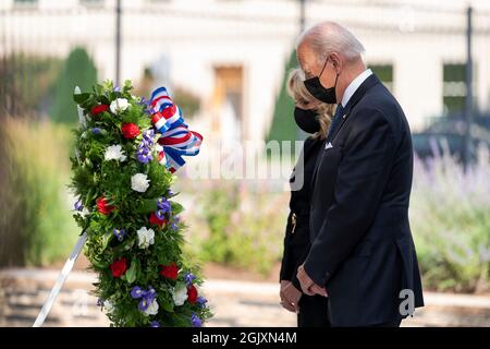 Washington, Vereinigte Staaten Von Amerika. September 2021. Washington, Vereinigte Staaten von Amerika. 12. September 2021. US-Präsident Joe Biden und First Lady Jill Biden während eines Gedenkgottesdienstes zum 20. Jahrestag der Terroranschläge von 9/11 auf das Pentagon am 11. September 2021 in Arlington, Virginia. Bild: Adam Schultz/White House Photo/Alamy Live News Stockfoto