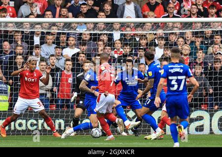 Nottingham, Großbritannien. September 2021. Lewis Grabban #7 von Nottingham Forest erzielt am 9/12/2021 in Nottingham, Großbritannien, einen 1-0. (Foto von Mark Cosgrove/News Images/Sipa USA) Quelle: SIPA USA/Alamy Live News Stockfoto