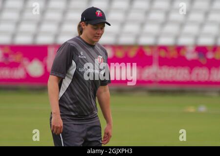 Chester le Street, England, 12. September 2021. Natalie Brown trat Thunder gegen Northern Diamonds während ihres Rachael Heyhoe Flint Trophy-Spiels im Emirates Riverside an. Quelle: Colin Edwards/Alamy Live News. Stockfoto