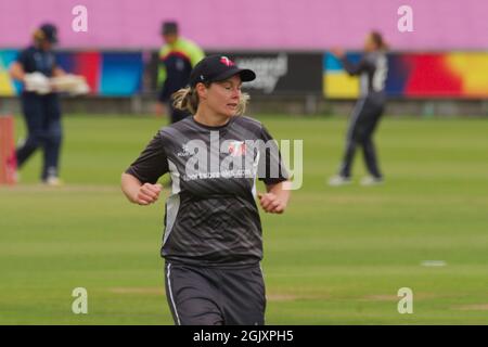 Chester le Street, England, 12. September 2021. Natalie Brown trat Thunder gegen Northern Diamonds während ihres Rachael Heyhoe Flint Trophy-Spiels im Emirates Riverside an. Quelle: Colin Edwards/Alamy Live News. Stockfoto