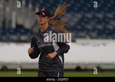 Chester le Street, England, 12. September 2021. Alice Dyson, die sich für Thunder gegen Northern Diamonds während ihres Rachael Heyhoe Flint Trophy-Spiels im Emirates Riverside eingesetzt hat. Quelle: Colin Edwards/Alamy Live News. Stockfoto