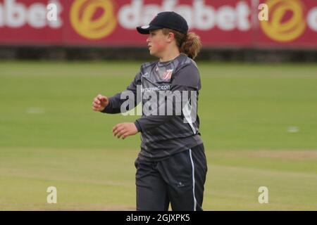 Chester le Street, England, 12. September 2021. Seren Smale trat bei ihrem Rachael Heyhoe Flint Trophy-Spiel im Emirates Riverside für Thunder gegen Northern Diamonds ein. Quelle: Colin Edwards/Alamy Live News. Stockfoto