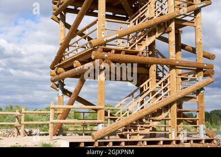 Hölzerner Aussichtsturm in der Nähe von bewölktem Hintergrund. Stockfoto