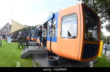 Wuppertal, Deutschland. September 2021. Eine Frau lässt einen stillgelegten Monorail-Wagen auf einem Spielplatz. Geimpfte können sich dort während der städtischen Sonderaktion ohne Registrierung gegen Corona impfen lassen. Quelle: Roberto Pfeil/dpa/Alamy Live News Stockfoto