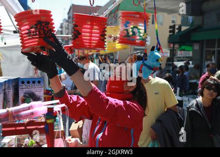 (210912) -- SAN FRANCISCO, 12. September 2021 (Xinhua) -- Ein Besucher wählt Papierlaternen während der 31. Mid-Autumn Festival Messe in Chinatown in San Francisco, USA, 11. September 2021 aus. Die zweitägige Veranstaltung findet statt, um das chinesische Mittherbstfest zu feiern, das am 21. September dieses Jahres stattfinden wird. Die Messe wurde letztes Jahr wegen der COVID-19-Pandemie geschlossen. (Foto von Liu Yilin/Xinhua) Stockfoto