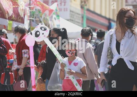 (210912) -- SAN FRANCISCO, 12. September 2021 (Xinhua) -- Menschen besuchen die 31. Mid-Autumn Festival Messe in Chinatown in San Francisco, USA, 11. September 2021. Die zweitägige Veranstaltung findet statt, um das chinesische Mittherbstfest zu feiern, das am 21. September dieses Jahres stattfinden wird. Die Messe wurde letztes Jahr wegen der COVID-19-Pandemie geschlossen. (Foto von Liu Yilin/Xinhua) Stockfoto