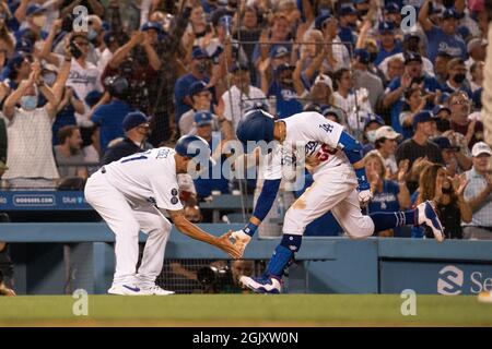 Los Angeles Dodgers dritter Basistrainer Dino Ebel (91) feiert mit dem Rechtsfeldspieler Mookie Betts (50) nach einem Heimlauf während eines MLB-Spiels gegen die San Stockfoto