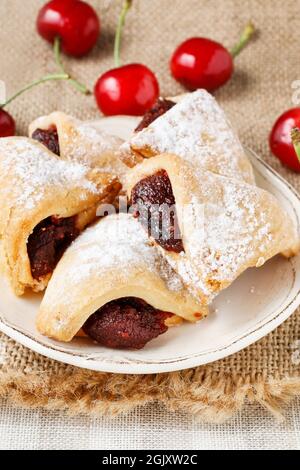 Kekse gefüllt mit Kirschmarmelade. Party-Dessert Stockfoto