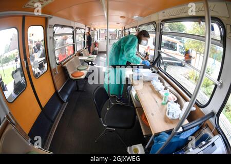 Wuppertal, Deutschland. September 2021. Die medizinisch-technische Assistentin (PTA) Katja Dahlmann entwirft Spritzen zur Impfung gegen Corona in einem stillstehenden Pendelbahnwagen auf einem Spielplatz. Geimpfte können sich dort während der Sonderaktion ohne Registrierung impfen lassen. Quelle: Roberto Pfeil/dpa/Alamy Live News Stockfoto