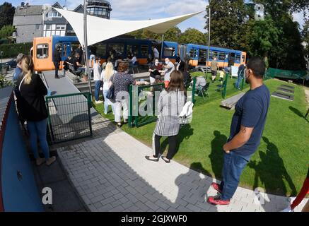 Wuppertal, Deutschland. September 2021. Auf einem Spielplatz stellen sich die Menschen in einem stillgefachten Eisenbahnwaggon für die erste Impfung gegen Corona an. Geimpfte können sich dort während der Sonderaktion ohne Registrierung impfen lassen. Quelle: Roberto Pfeil/dpa/Alamy Live News Stockfoto