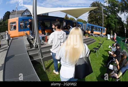 Wuppertal, Deutschland. September 2021. Auf einem Spielplatz stellen sich die Menschen in einem stillgefachten Eisenbahnwaggon für die erste Impfung gegen Corona an. Geimpfte können sich dort während der Sonderaktion ohne Registrierung impfen lassen. Quelle: Roberto Pfeil/dpa/Alamy Live News Stockfoto