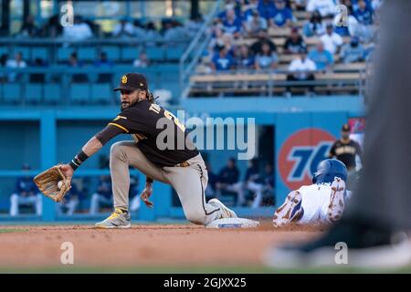 Der Los Angeles Dodgers-Rechtsfeldspieler Mookie Betts (50) wird beim Stehlen erwischt, als der Shortstop von San Diego Padres Fernando Tatis Jr. (23) den Wurf während des Wurfes erwischt Stockfoto