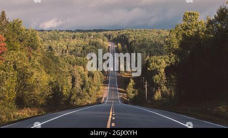 Fahren Sie den schönen Highway 60 durch den Algonquin Park. 6 Stockfoto
